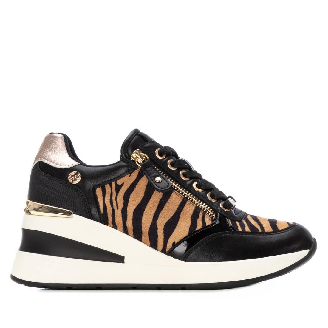 Zapatilla de mujer con cuña Xti 14437802