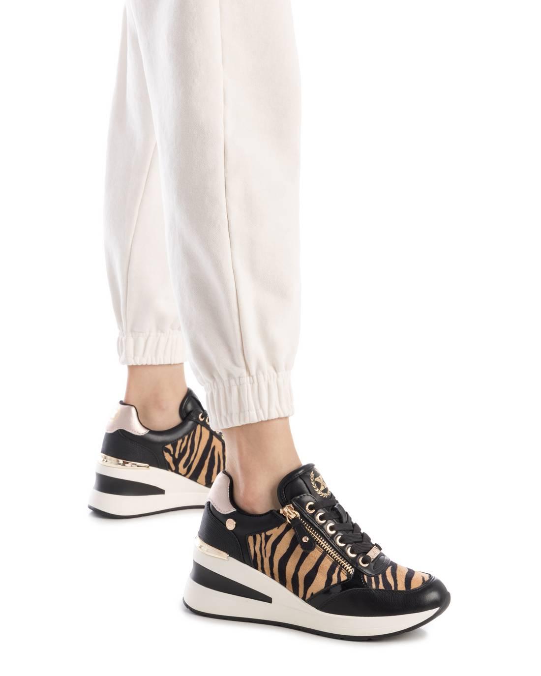 Zapatilla de mujer con cuña Xti 14437802