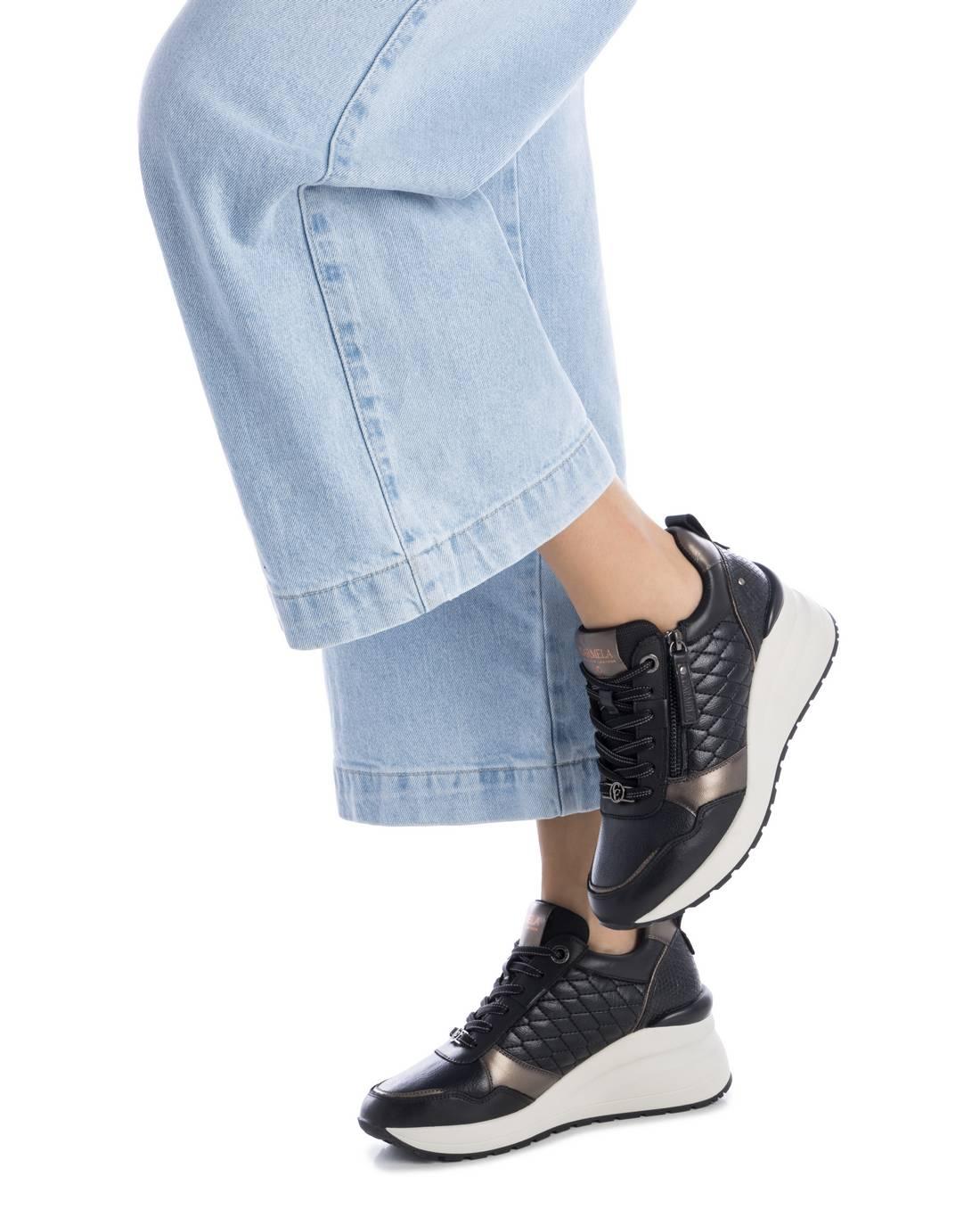 Zapatilla de mujer con cuña Carmela 16244601