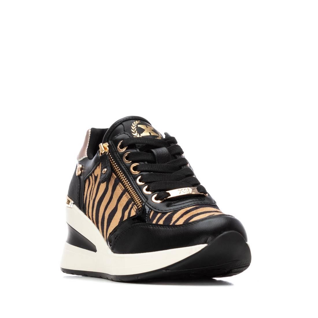 Zapatilla de mujer con cuña Xti 14437802