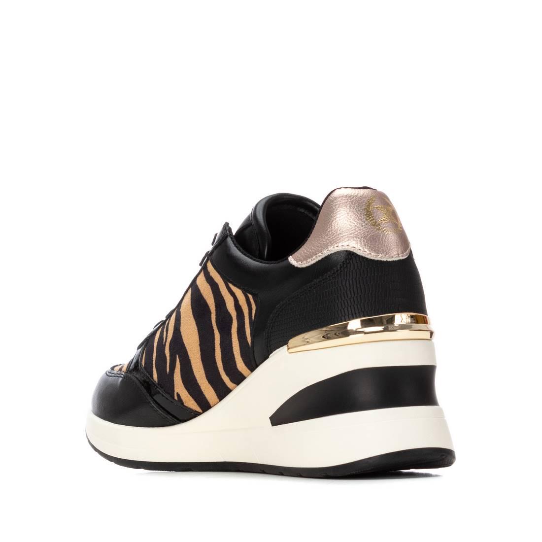 Zapatilla de mujer con cuña Xti 14437802