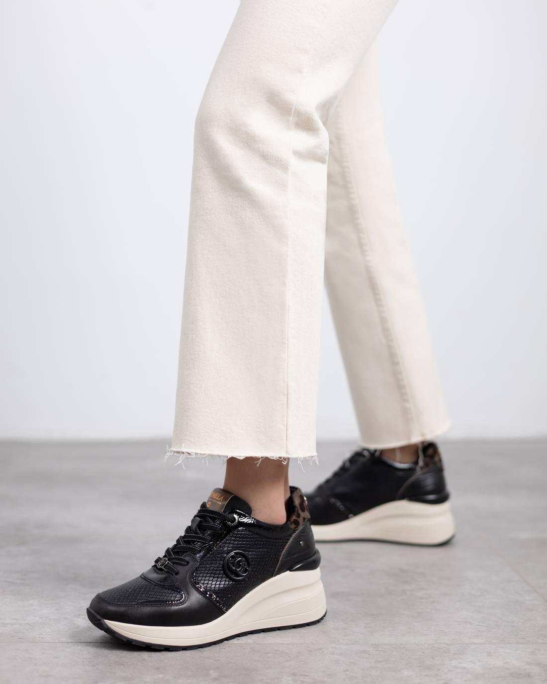 Zapatilla de mujer con cuña Carmela 16244401