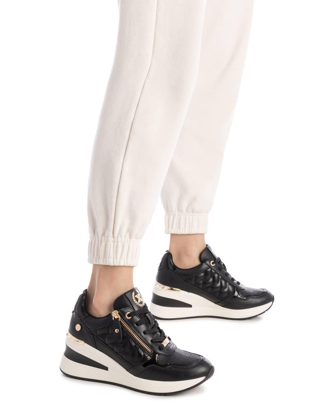 Zapatilla de mujer con cuña Xti 14438002