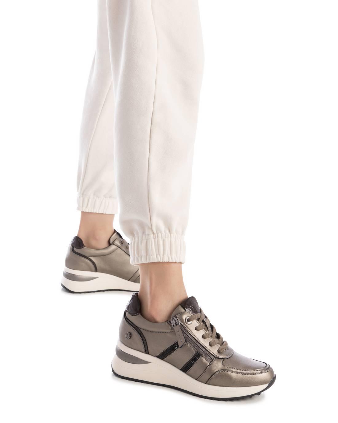 Zapatilla de mujer con cuña Xti 14440703