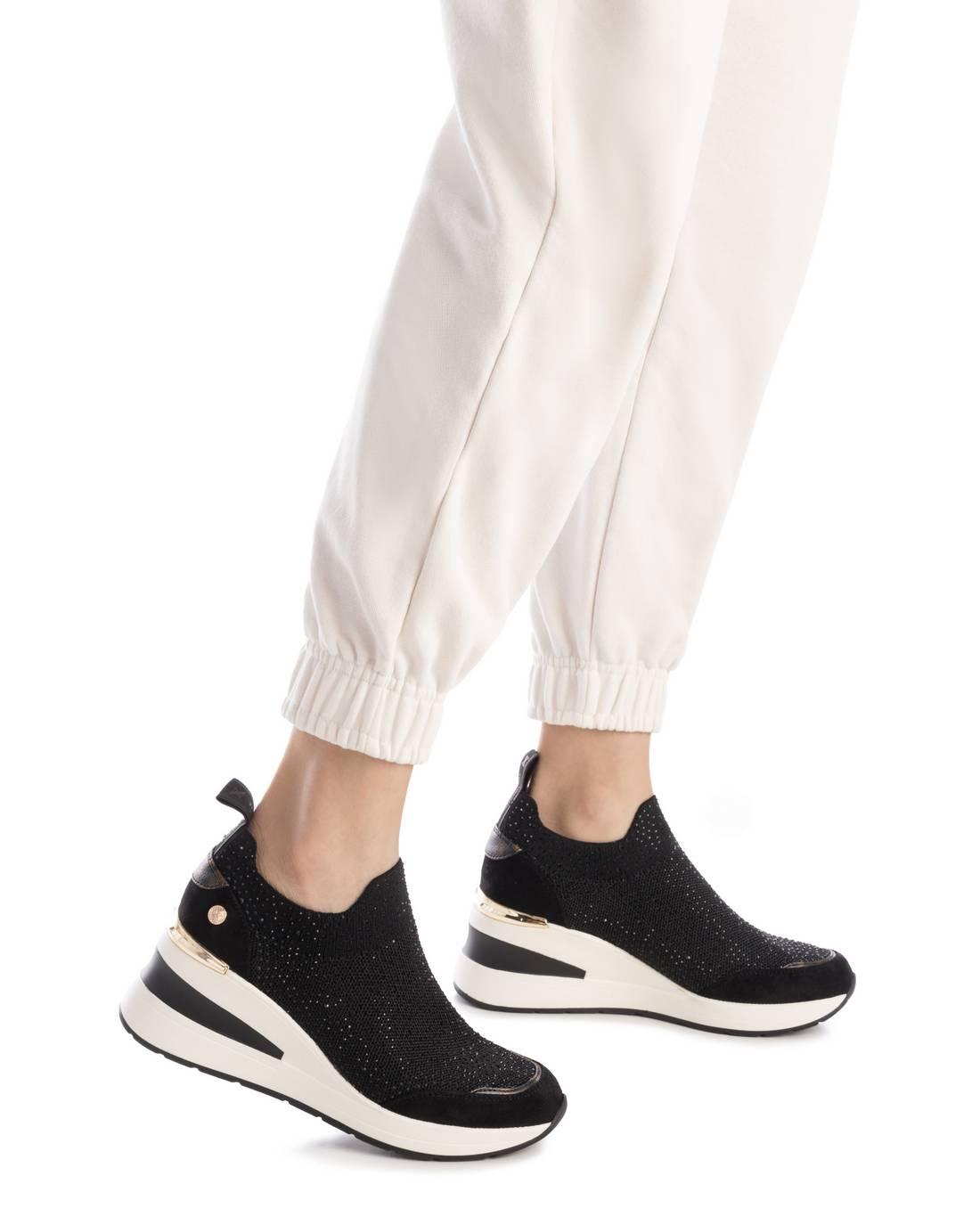 Zapatilla de mujer con cuña Xti 14438501