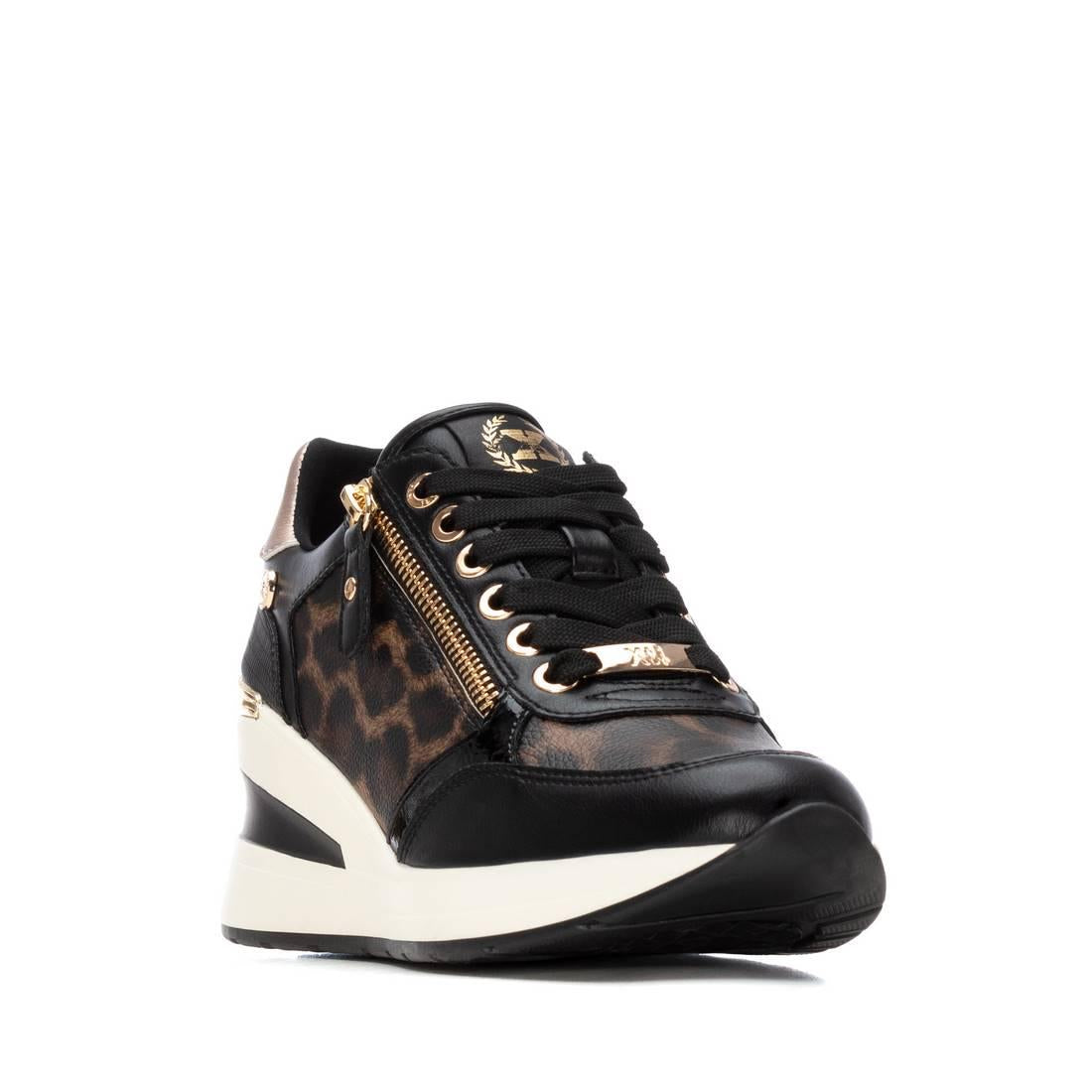 Zapatilla de mujer con cuña Xti 14437801