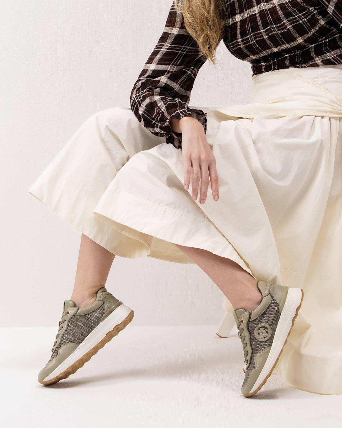 Zapatilla de mujer con cuña Carmela 16323904
